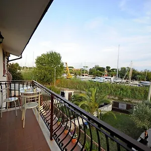 A La Vue Bagno Condiviso Shared Both2piano No Lift No Navetta A Pagamento Aria Condizionata Ed Extra Bed 3 Minuti A Piedi Da Bus Per Fiera Di Roma Fiumicino